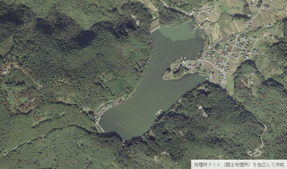 千代田湖の空中写真。湖の形と湖畔の道路、東岸の桟橋がわかる