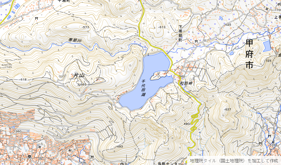 千代田湖の地形図。帯那川の流れ込みと湖を一周する道路がわかる
