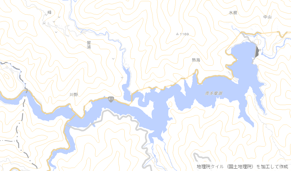 奥多摩湖の地形図。国道411号が湖岸をたどり、周囲は等高線の詰まった急な斜面になっている