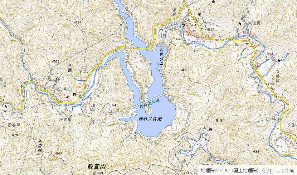 合角ダムの地形図。湖の北端に堰堤があり、湖は南と北西の二手に分かれて伸びる。中ほどに合角漣大橋が架かり、周囲は等高線の詰まった山地