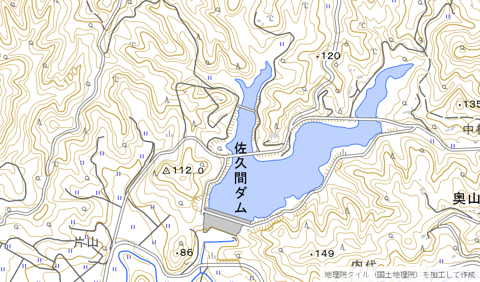 佐久間ダムの地形図。南西端に堤体があり、湖はそこから北へ細長く伸びている。周囲は等高線の詰まった丘陵地